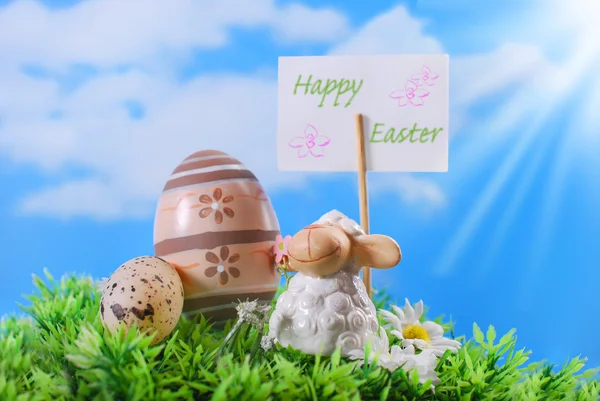 Cartão de Páscoa com cordeiro bonito e ovos — Fotografia de Stock