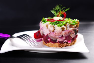 pancar ve bıçak ile ringa balığı tartar