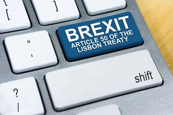 Skrivna ordet Brexit artikel 50 i Lissabonfördraget på blå tangentbord-knappen. Brexit Uk Eu folkomröstningen koncept — Stockfoto