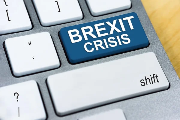 Письменное слово Brexit Crisis on blue keyboard button. Концепция референдума о Брексите — стоковое фото