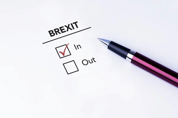 ダニは、分離の白い背景の上にペンで Brexit フォームにチェック ボックスに配置されます。Brexit 英国 Eu の国民投票の概念 — ストック写真