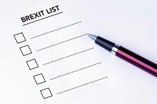 Casilla de verificación vacía en el formulario Brexit List con una pluma sobre fondo blanco aislado. Brexit Reino Unido Concepto de referéndum UE — Foto de Stock