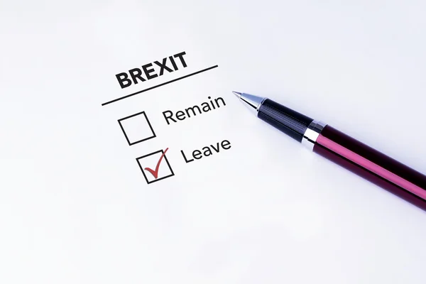 Marque la casilla de verificación Dejar en el formulario Brexit con una pluma sobre un fondo blanco aislado. Brexit Reino Unido Concepto de referéndum UE — Foto de Stock
