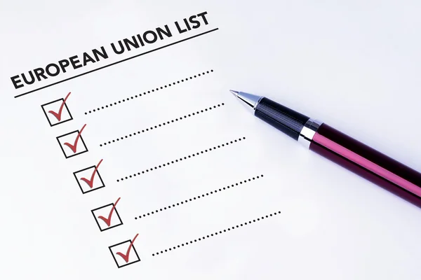 Marque la casilla de verificación en el formulario Lista de la Unión Europea con un bolígrafo sobre fondo blanco aislado. Brexit Reino Unido Concepto de referéndum UE — Foto de Stock