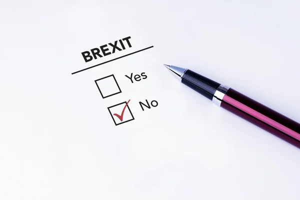 Brexit formunda izole beyaz arka plan üzerinde kalem bulunan onay kutusuna yerleştirilen onay kutusunu işaretleyin. Brexit İngiltere Ab referandum konsepti — Stok fotoğraf