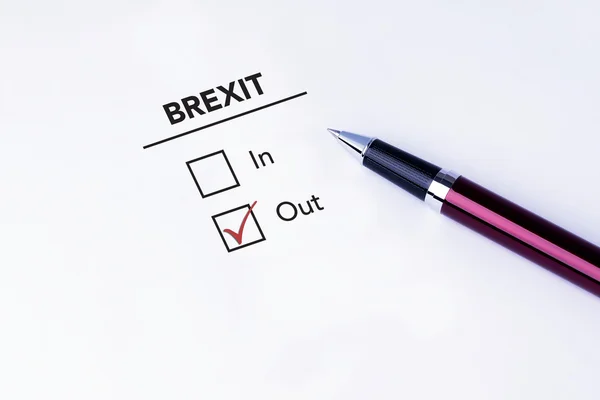 Marque a caixa de seleção Out no formulário Brexit com uma caneta no fundo branco isolado. Brexit UK Conceito de referendo da UE — Fotografia de Stock