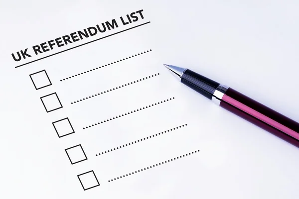 Leeg selectievakje in het Britse referendum lijstformulier met een pen op een geïsoleerde witte achtergrond. Brexit UK EU referendum concept — Stockfoto