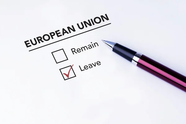 Vink het selectievakje geplaatst in verlof op het formulier van de Europese Unie aan met een pen op een geïsoleerde witte achtergrond. Brexit UK EU referendum concept — Stockfoto