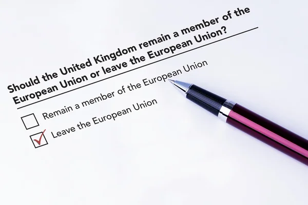 Cochez la case Quitter l'Union européenne sur le formulaire de l'Union européenne avec un stylo sur fond blanc isolé. Brexit Royaume-Uni Concept de référendum européen — Photo