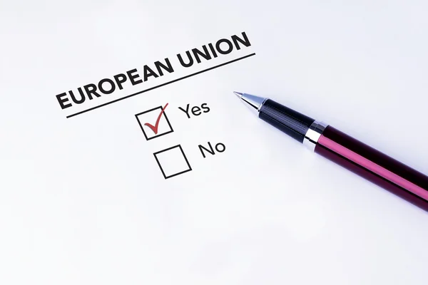 Marque la casilla Sí en el formulario de la Unión Europea con un bolígrafo sobre fondo blanco aislado. Brexit Reino Unido Concepto de referéndum UE — Foto de Stock