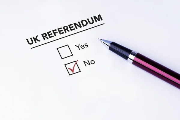 Επιλέξτε το πλαίσιο ελέγχου "χωρίς" στη φόρμα δημοψηφίσματος στο Ηνωμένο Βασίλειο με μια πένα σε απομονωμένο λευκό φόντο. Έννοια του δημοψηφίσματος για την ΕΕ του Ηνωμένου Βασιλείου — Φωτογραφία Αρχείου