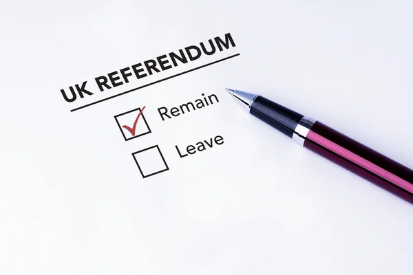 Επιλέξτε το πλαίσιο ελέγχου εξακολουθεί να βρίσκεται στη φόρμα δημοψηφίσματος στο Ηνωμένο Βασίλειο με ένα στυλό σε απομονωμένο λευκό φόντο. Έννοια του δημοψηφίσματος για την ΕΕ του Ηνωμένου Βασιλείου — Φωτογραφία Αρχείου
