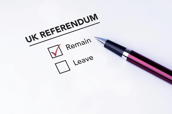 Häkchen im Kontrollkästchen auf dem Formular für das Referendum in Großbritannien mit einem Stift auf isoliertem weißem Hintergrund. Brexit und Referendum in Großbritannien — Stockfoto