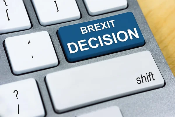 Palabra escrita BREXIT DECISIÓN en el botón azul del teclado. Brexit Reino Unido Concepto de referéndum UE — Foto de Stock