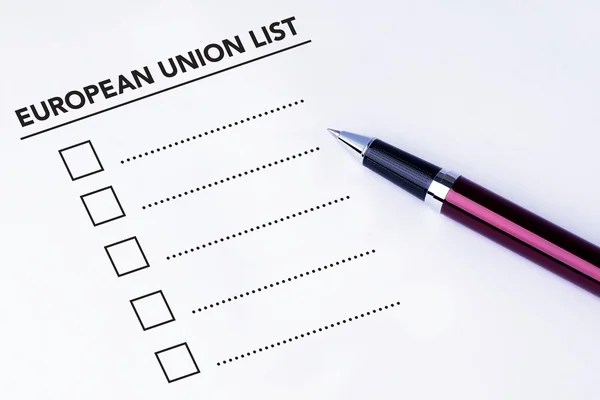 Töm kryssrutan på Europeiska unionens List formulär med en penna på isolerad vit bakgrund. Brexit Storbritannien EU-folkomröstskoncept — Stockfoto