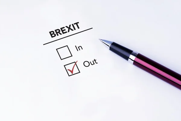 Поставте галочку на формі Brexit за допомогою пера на ізольованому білому фоні. Концепції референдуму Великобританії з ЄС — стокове фото