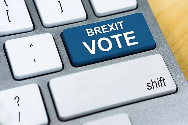 Mot écrit BREXIT OUT sur le bouton bleu clavier. Brexit Royaume-Uni Concept de référendum européen — Photo