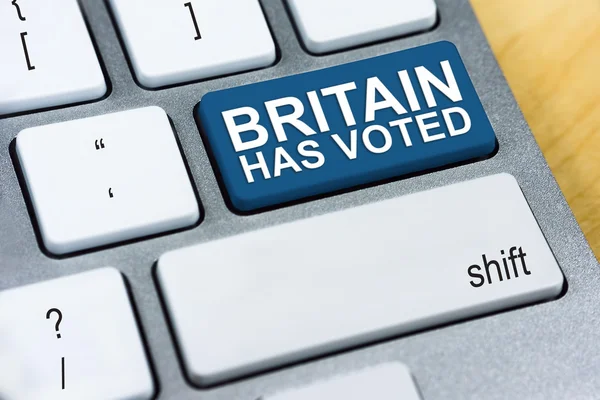Написане слово "Британія" звучить на синій клавішній кнопці. Брексит Концепція референдуму у Великій Британії — стокове фото