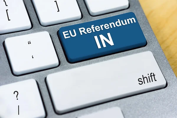 Písemné slovo Referendum EU IN na modré klávesnici. Koncepce referenda EU ve Velké Británii — Stock fotografie