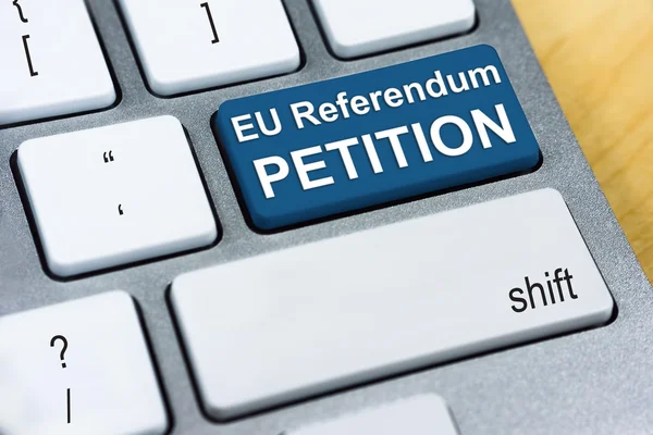 Письменное слово Петиция референдума ЕС на синей клавиатуре. Концепция референдума о Брексите — стоковое фото