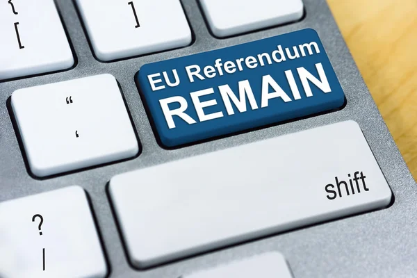 Написане слово Референдум ЄС REMAIN на синій клавішній кнопці. Брексит Концепція референдуму у Великій Британії — стокове фото