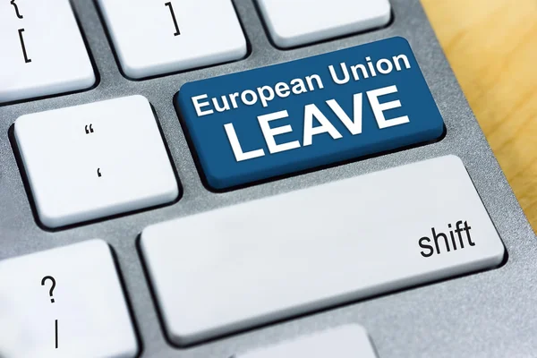 Написане слово Європейський Союз LEAVE на синій клавішній кнопці. Брексит Концепція референдуму у Великій Британії — стокове фото