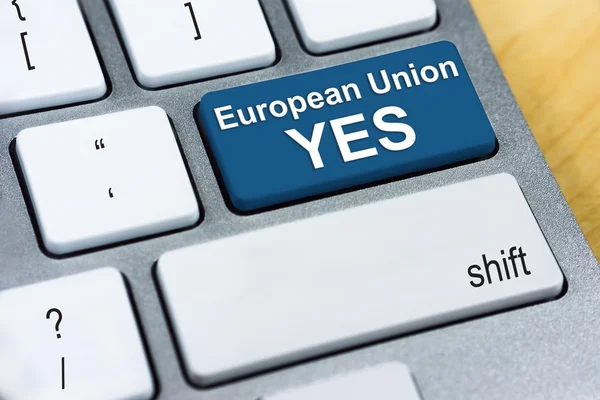 単語欧州連合YES青いキーボードボタンに書き込みます。Brexit UK EU国民投票の概念 — ストック写真
