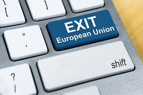 単語を書く青いキーボードボタンに欧州連合(EU)を終了します。Brexit UK EU国民投票の概念 — ストック写真