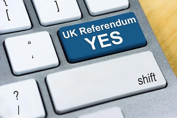 Palabra escrita Referéndum del Reino Unido SI en el botón azul del teclado. Brexit Reino Unido Concepto de referéndum UE — Foto de Stock