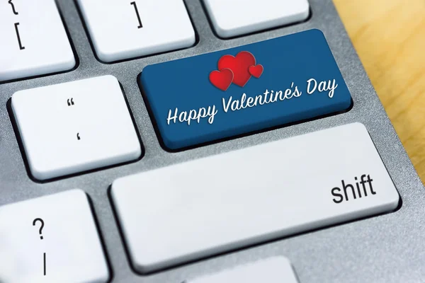 Palabra escrita Feliz Día de San Valentín y forma de corazón en el botón azul del teclado . —  Fotos de Stock