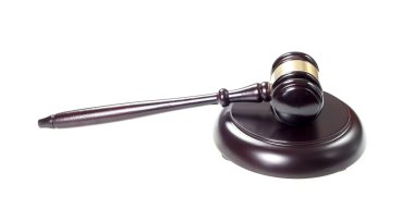 beyaz zemin üzerine yargıç çekiç