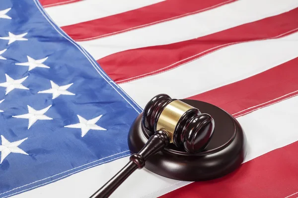 Gavel on the flag of US — Stock Photo, Image