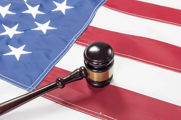 Gavel sulla bandiera di US — Foto Stock