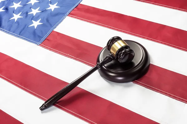 Gavel on the flag of US — Stock Photo, Image