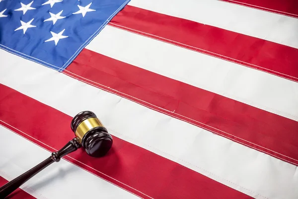 Gavel on the flag of US — Stock Photo, Image