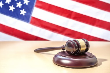 Amerikan bayrağı bir arka plan üzerinde tokmak