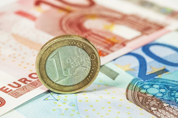 Geld euromunten en bankbiljetten — Stockfoto