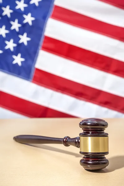 Gavel on a background of the American flag — Stock Photo, Image