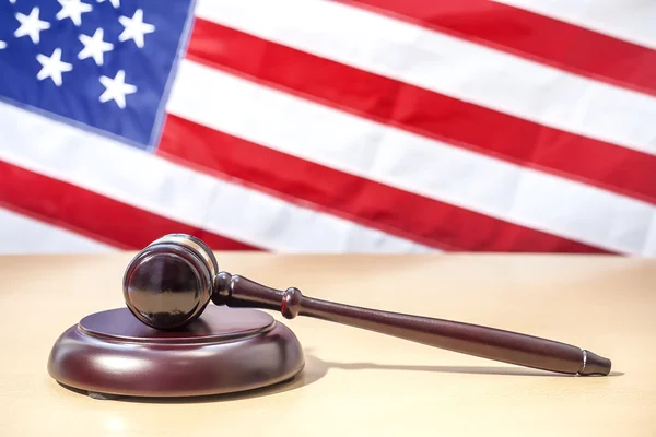 Gavel on a background of the American flag — Stock Photo, Image