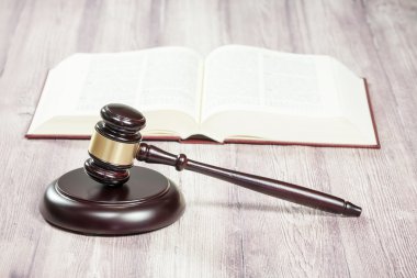 Ahşap yargıç tokmak ve ahşap masa kitap