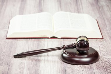 Ahşap yargıç tokmak ve ahşap masa kitap