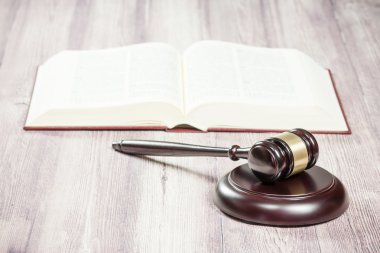 Ahşap yargıç tokmak ve ahşap masa kitap