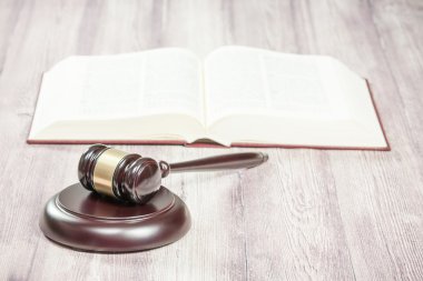 Ahşap yargıç tokmak ve ahşap masa kitap