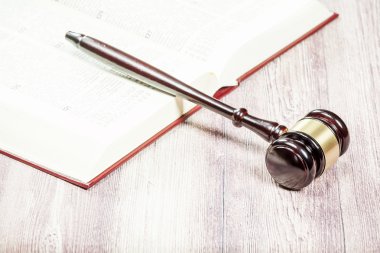 Ahşap yargıç tokmak ve ahşap masa kitap