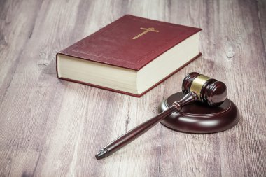 Ahşap yargıç tokmak ve ahşap masa kitap