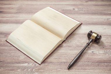 Yargıç tokmak üzerinde kahverengi ahşap masa, adalet