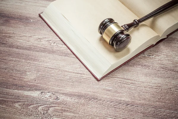 Juez martillo en la mesa de madera marrón, justicia — Foto de Stock