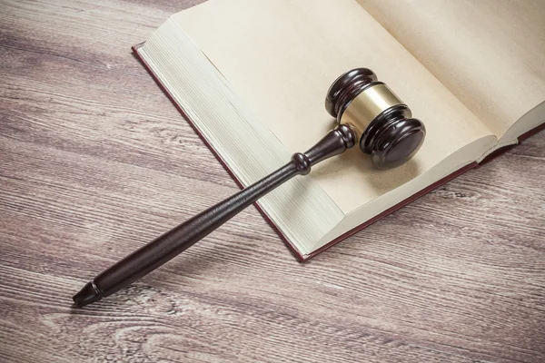 Sędzia młotek na brązowy drewniany stół, sprawiedliwości — Zdjęcie stockowe