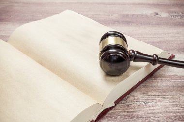 Tokmak ve kahverengi ahşap masa kitap yargıç adalet