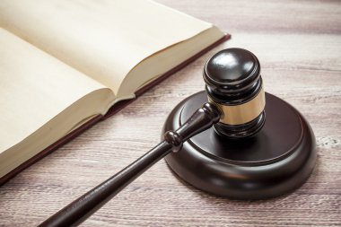 Tokmak ve kahverengi ahşap masa kitap yargıç adalet